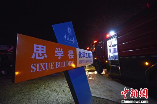 消防车在事发现场。　武俊杰 摄
